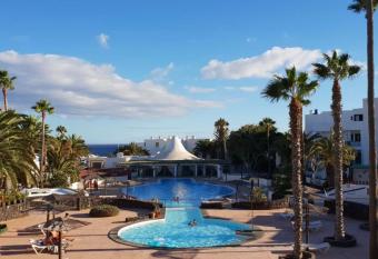 Luxury casa en primera linea del mar allows 18 year olds to book a room