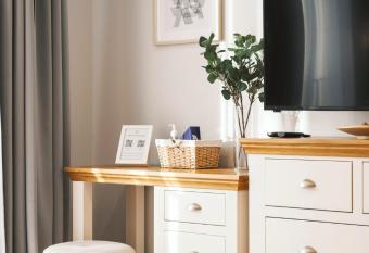 Real House Jasinskio WEB-APP SELF CHECK-IN allows 18 year olds to book a room