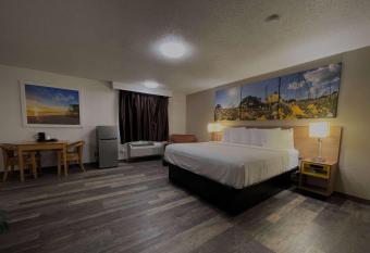 Days Inn & Suites by Wyndham Kaukauna WI has rooms with a private hot tub