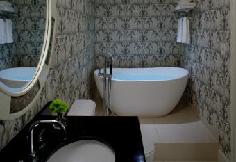 Kimpton Hotel Monaco Washington DC has rooms with a private hot tub