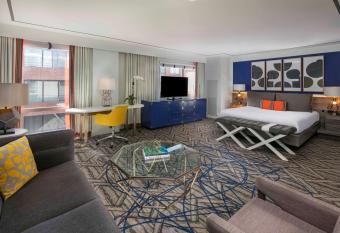The Royal Sonesta Washington DC Dupont Circle has rooms with a private hot tub