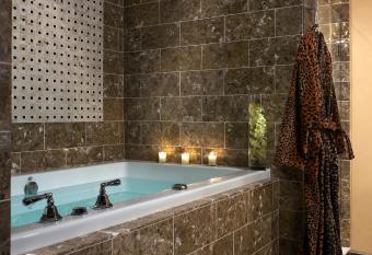 Kimpton Hotel Monaco Baltimore has rooms with a private hot tub