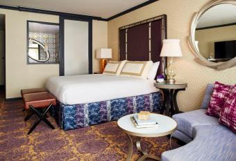 Margaritaville Hotel San Diego Gaslamp Quarter has rooms with a private hot tub