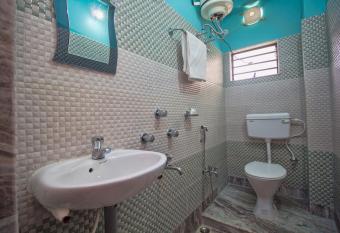 Super OYO Capital O Hotel Priyanshu allows 18 year olds to book a room