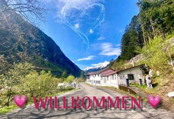 Boxenstopp Gurtnellen has Balcony rooms