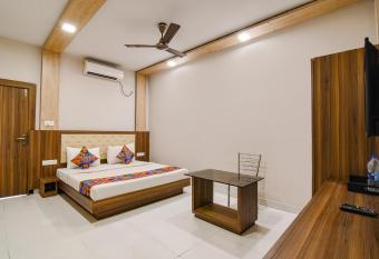 Collection O 75098 Mancheswar Industrial Estate allows 18 year olds to book a room