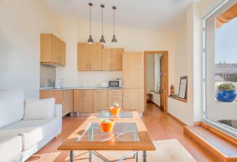   tico en el centro con terraza has Balcony rooms