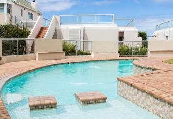 Modern Seaview Apartment has Balcony rooms