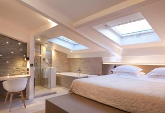 Georgette H  tel & Restaurant has rooms with a private hot tub