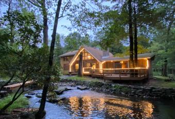 Secluded Chalet On Stream-Mins to Camelback has Balcony rooms