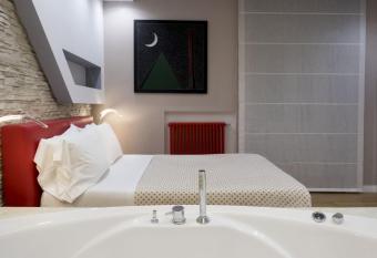 Luxury on the River has rooms with a private hot tub