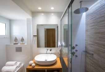 Bella Elena by Estia has rooms with a private hot tub