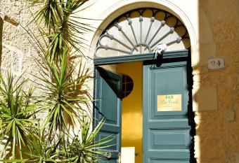 B&B La Corte Lecce has Balcony rooms