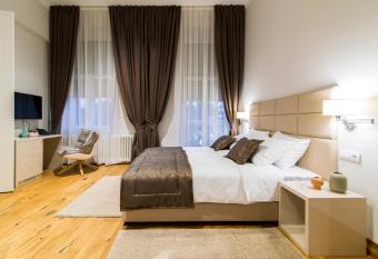 Lanterna Rooms City Center - FREE PARKING allows 18 year olds to book a room