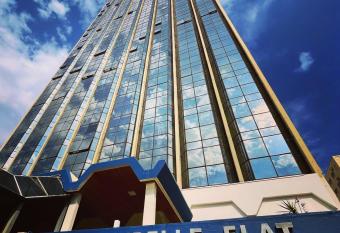 L Hirondelle Flat Service has rooms with a private hot tub