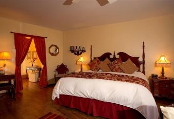 Sedona Views Bed and Breakfast has rooms with a private hot tub