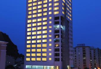 Ha Long DC Hotel allows 18 year olds to book a room