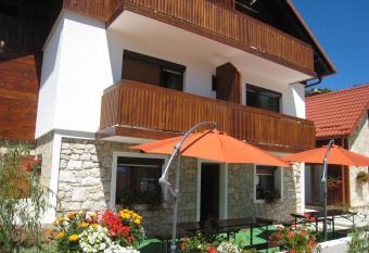 Sixteen Lakes Guest House 2 has Balcony rooms