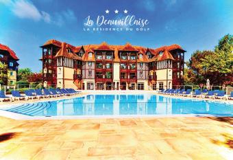 La Deauvillaise - R  sidence du Golf has rooms with a private hot tub