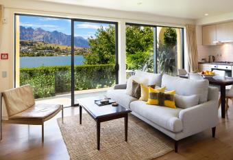 Villa Del Lago has Balcony rooms