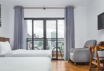 Phnom Penh 51 Hotel has rooms with a private hot tub