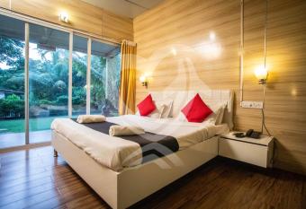 Zulu Land cottages - near Curlies beach shack and shiva valley - Anjuna beach has Balcony rooms