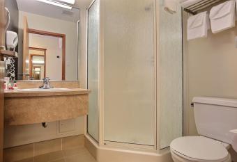 Super 8 by Wyndham Trois-Rivieres allows 18 year olds to book a room