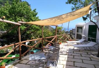 Lemons & Sun Apartment has Balcony rooms