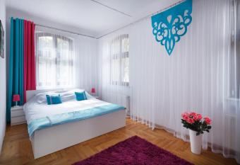 Kaliny Apartamenty Katowice Chorz  w has rooms with a private hot tub