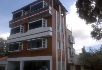 Apartamentos Comodos Cerca del Aeropuerto has rooms with a private hot tub