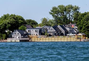 Seaside Beach Resort has Balcony rooms
