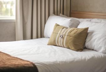 Continental Inn & Suites has rooms with a private hot tub