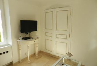 La Com  te allows 18 year olds to book a room