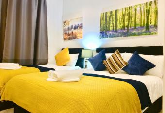 London ExCel 2 Bedrooms River View Apartment has Balcony rooms