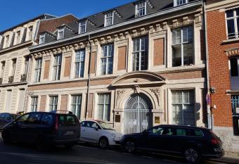 Lille centre parking priv   gratuit tr  s calme allows 18 year olds to book a room