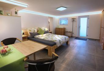 elli s allows 18 year olds to book a room