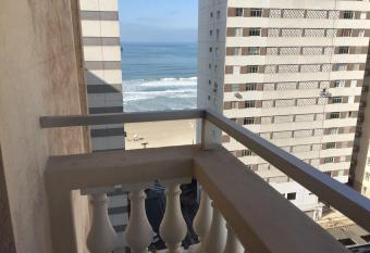 APARTAMENTO GUARUJA PITANGUEIRAS 40M DA PRAIA has Balcony rooms