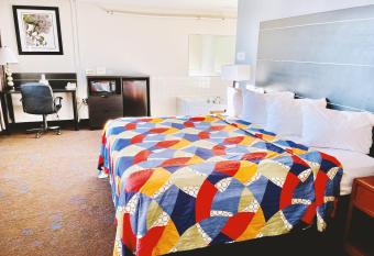 Coratel Inn & Suites by Jasper Northfield has rooms with a private hot tub