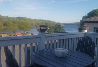 Hallowell Rooming House has rooms with a private hot tub