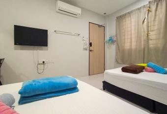 OYO HOME 90261 Hom2rex Kuching Homestay allows 18 year olds to book a room