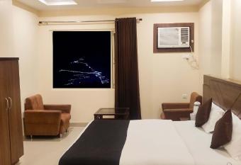Hotel The Vaishno Devi Hills allows 18 year olds to book a room