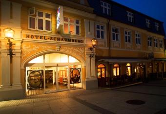Hotel Schaumburg allows 18 year olds to book a room