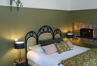 Domaine de Bellevue, The Originals Relais (Relais du Silence) has rooms with a private hot tub