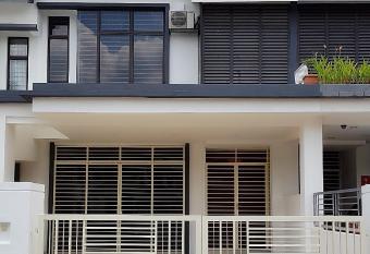 12 Pax Puteri 6 Puchong Table Tennis/TV Game has Balcony rooms