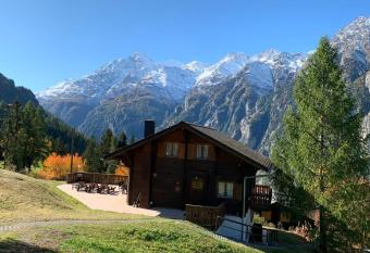 Chalet Victoria has Balcony rooms