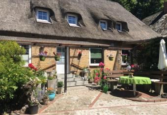 Kreatives Wohnen unter Reet ruhig und doch zentral allows 18 year olds to book a room