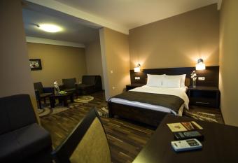 Hotel Po  ega has rooms with a private hot tub