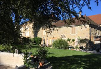 Villa des Contamines allows 18 year olds to book a room