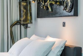 GraffitiSuites#Garage allows 18 year olds to book a room