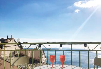 La CASA VISTA MARE au c  ur de la citadelle allows 18 year olds to book a room